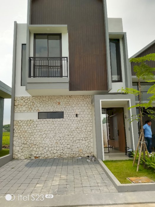 Rumah Baru 500 JT an ada kolam renangnya