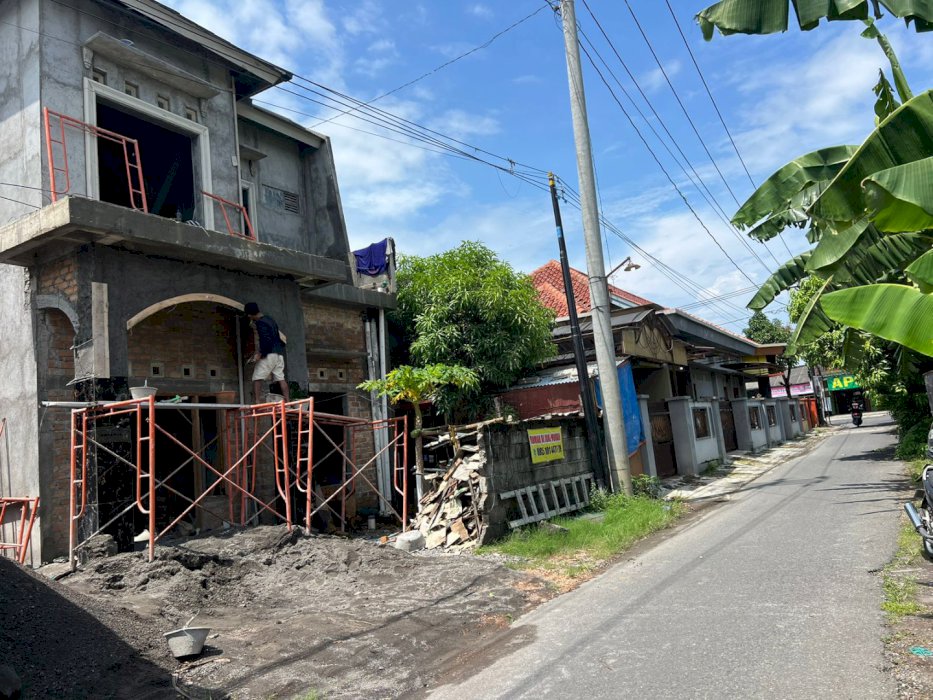 Rumah mewah 2 lantai pinggir jalan aspal di ngipik banguntapan