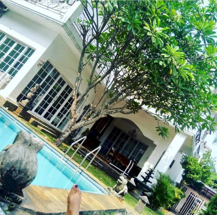 Rumah hoek mewah dengan kolam renang citra gran siap huni