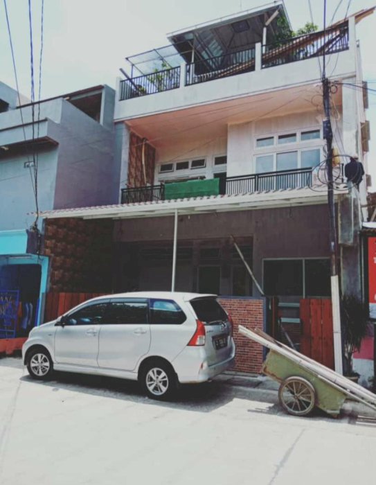 Di jual rumah tinggal 3 lantai lokasi strategis di tengah kota