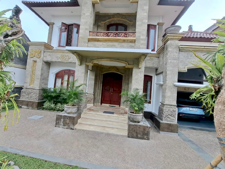 DIJUAL RUMAH MEWAH 2 LANTAI DI RENON DENPASAR BALI