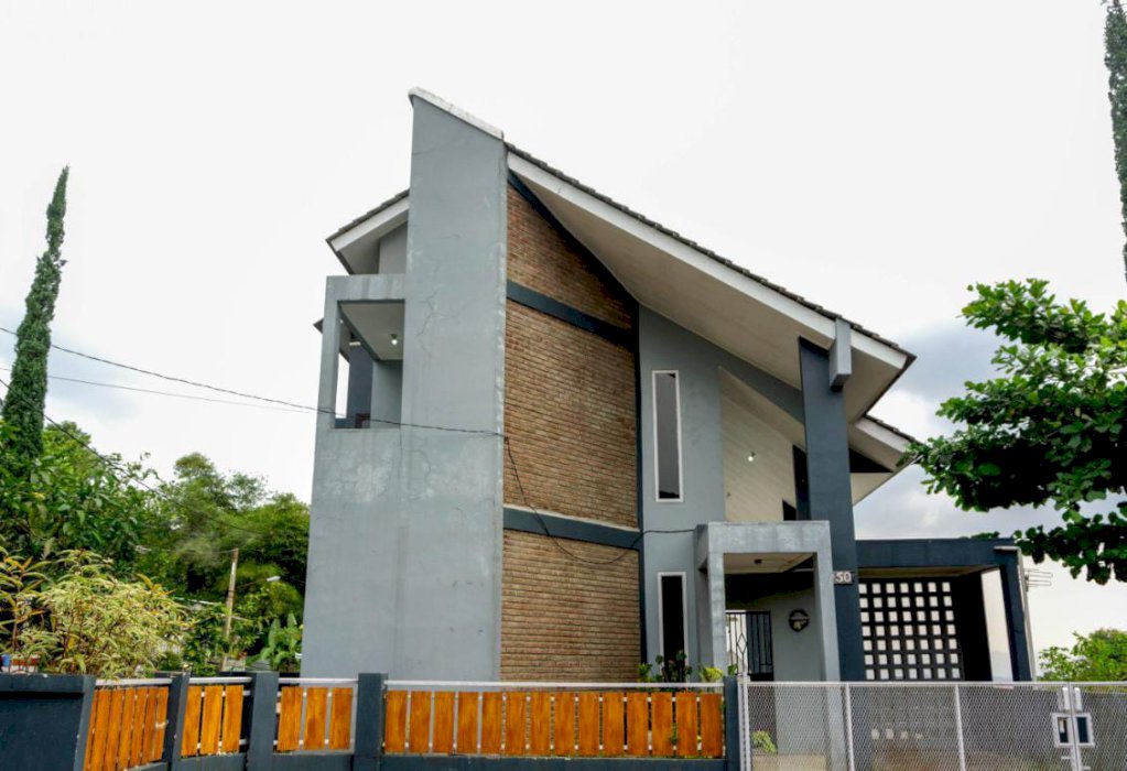 DI JUAL RUMAH 2 LANTAI DI KOTA BANDUNG UDARA SEJUK DI DALAM KOMPLEK