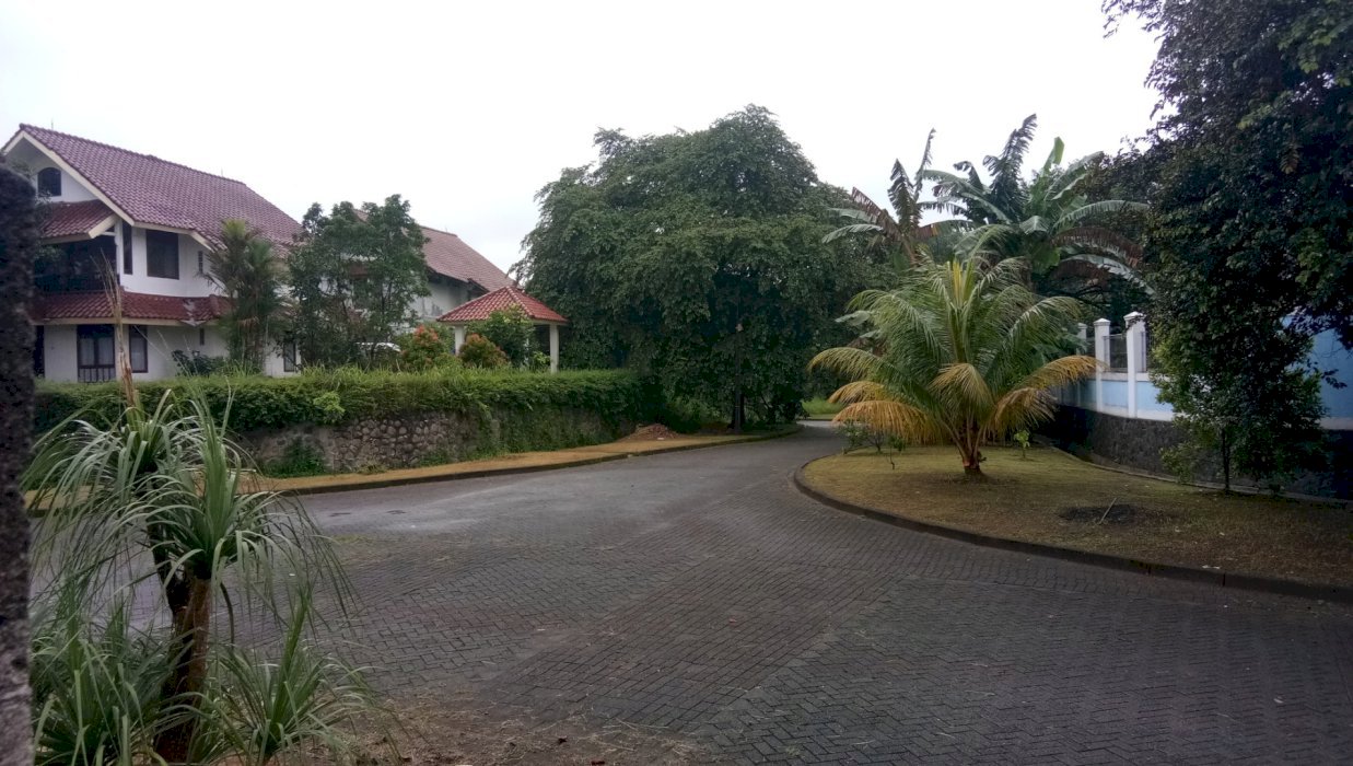 Rumah Suasana Asri dekat Tol dan Stasiun KRL