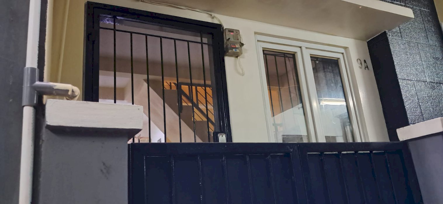 DI JUAL RUMAH SEMI FURNISH 2 LANTAI DI TAMAN SARI BISA NEGO