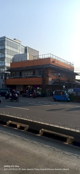 DI JUAL TANAH LUAS BESERTA BANGUNAN 3 LANTAI DI MATRAMAN JAKARTA TIMUR