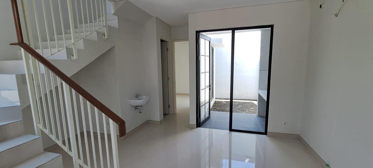 DISEWAKAN RUMAH 2 LANTAI DI SURABAYA