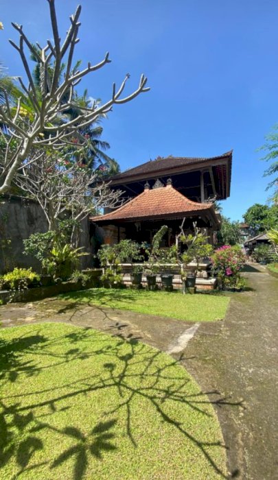 DIJUAL RUMAH DENGAN TANAH LUAS DEKAT SENTRAL UBUD BALI
