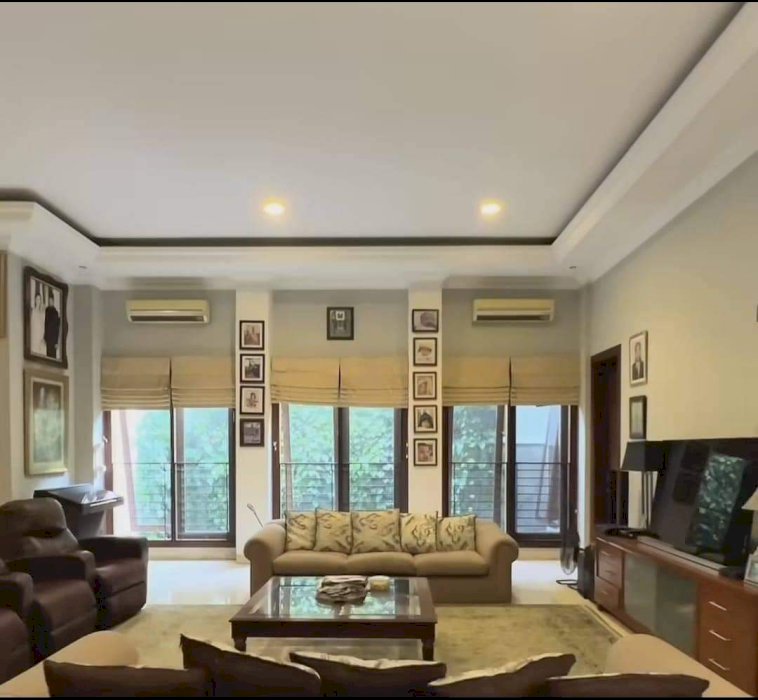 RUMAH MEWAH STRATEGIS MENTENG JAKARTA PUSAT