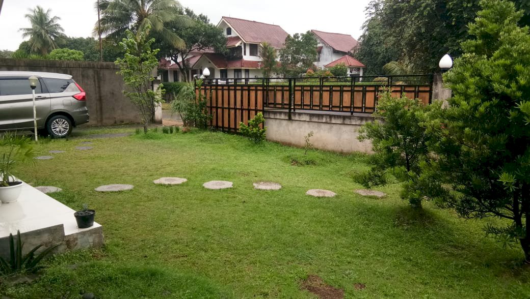 Rumah suasana asri, dekat tol dan stasiun KRL