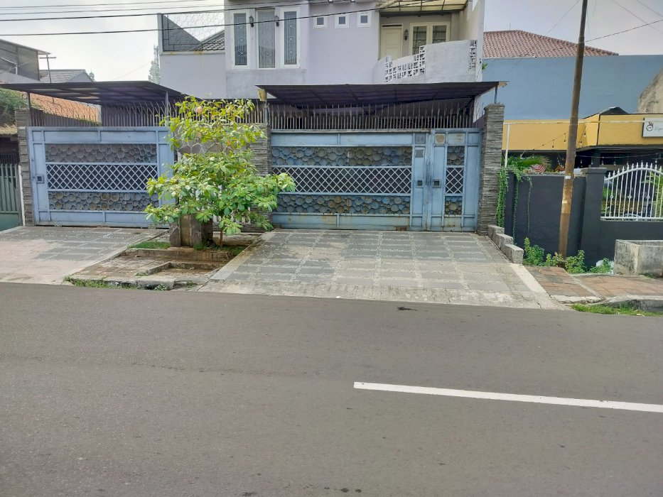 Rumah mewah dan cantik 2 lantai lebar 14m siap huni depan Jalan utama