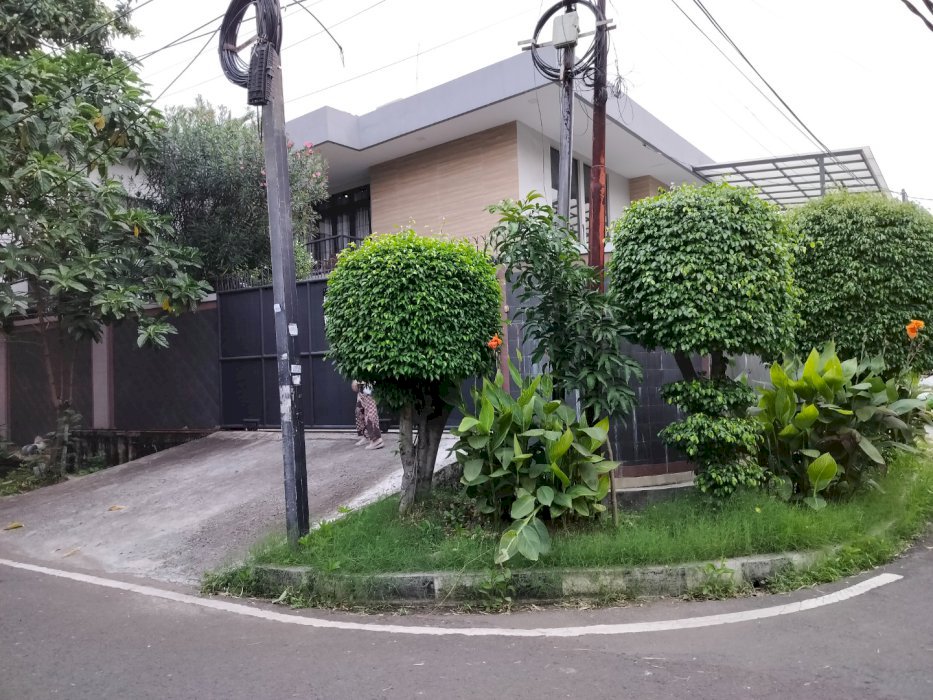 Rumah huk 2.5 lantai asri dan aman Bisa semi Kantor dan huni