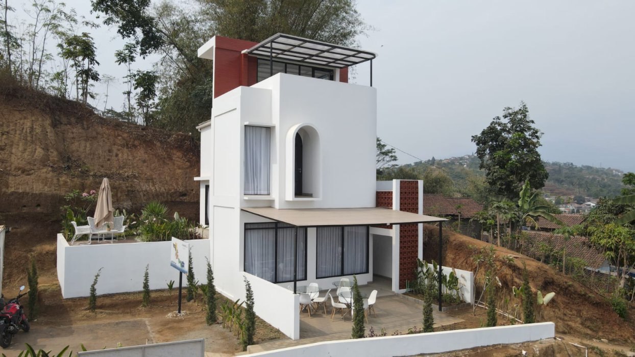 PROMO AGUSTUS DI JUAL RUMAH CLUSTER KINGSTONE PARK  EMERALDA RESORT