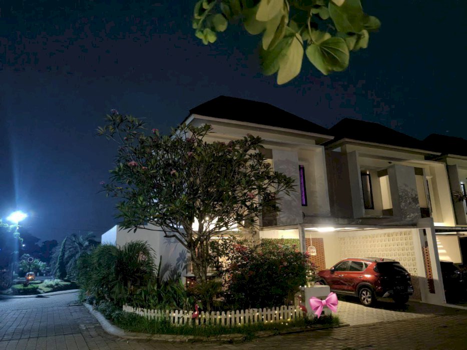 Rumah 2 lantai Hook Depan Taman Lokasi strategis di Depok - Pamulang