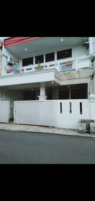 Rumah 3 lantai lebar 6 meter siap huni dekat jalur LRT