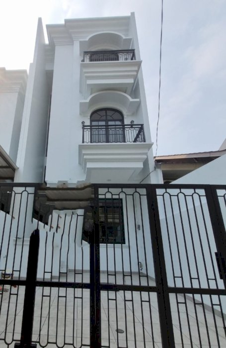 RUMAH BARU TAMAN RATU 3 LANTAI DENGAN KITCHEN SET MEWAH