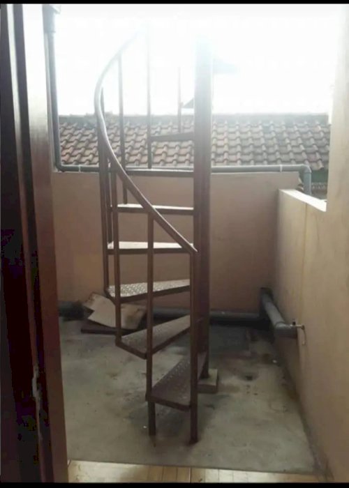 DIJUAL RUMAH STRATEGIS DUA LANTAI
