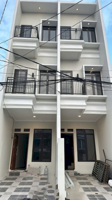 RUMAH BARU TAMAN RATU 3 LANTAI DENGAN JALAN SANGAT LEBAR