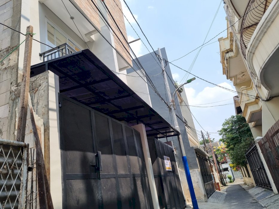 RUMAH BARU TANJUNG DUREN 3 LANTAI DENGAN CARPORT 2 MOBIL