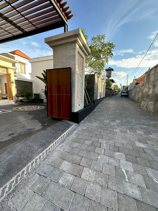 DI JUAL VILLA LUXURY SIAP HUNI BATU BELIG SEMINYAK