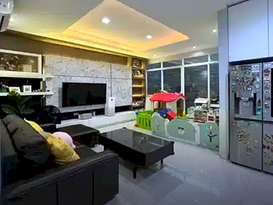 Dijual cepat rumah rapi hadap taman ( 8x18 ) Golf Lake Residence
