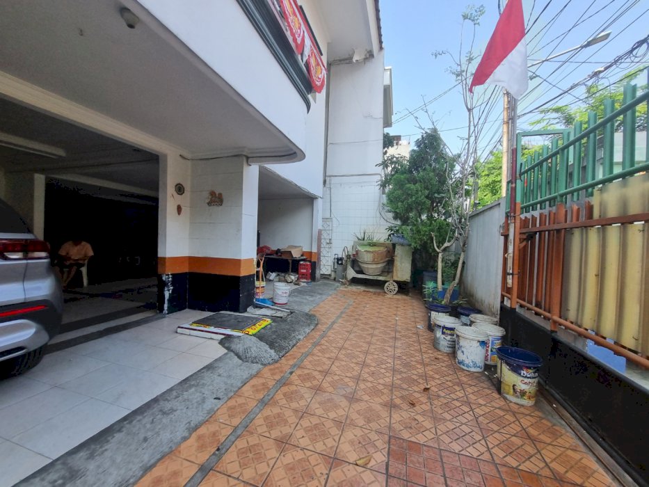 RUMAH JELAMBAR DENGAN TANAH LUAS BISA UNTUK USAHA