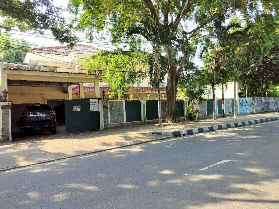 Rumah pinggir Jalan .dekat Jalan utama Bisa utk kntr perwakilan