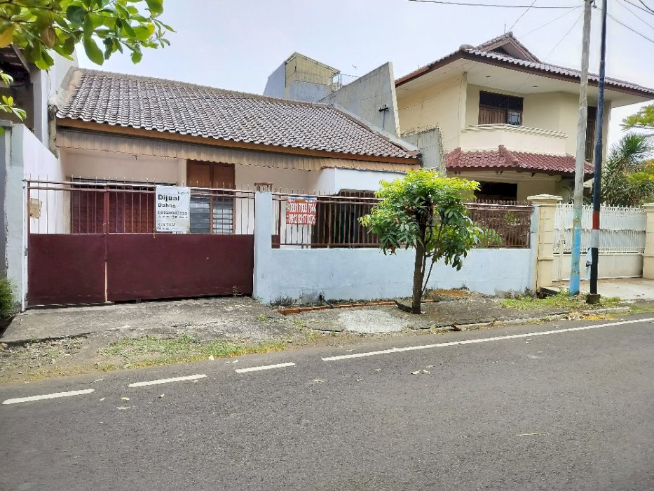 Rumah lama dekat jalur lrt dan kawasan industri bebas banjir