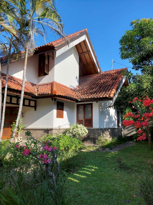 Rumah style villa di jalan Tukad Sungi, Renon