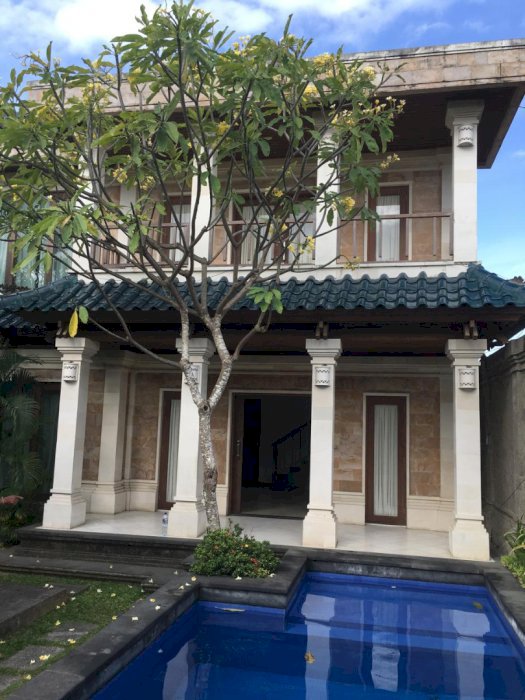 Rumah sewa 2 lantai di Sanur, Ada Pool, hanya 250 juta/tahun