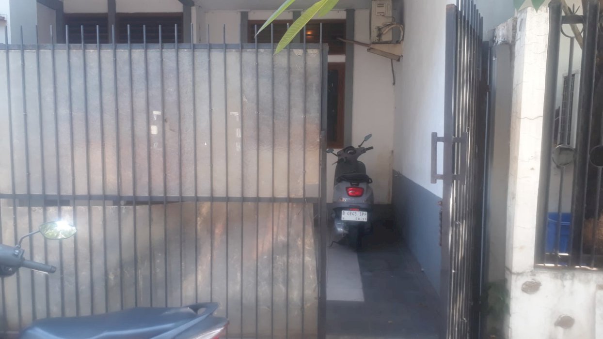 DI JUAL RUMAH DENGAN FASILITAS LENGKAP  LUAS LOKASI STRATEGIS  JAKSEL