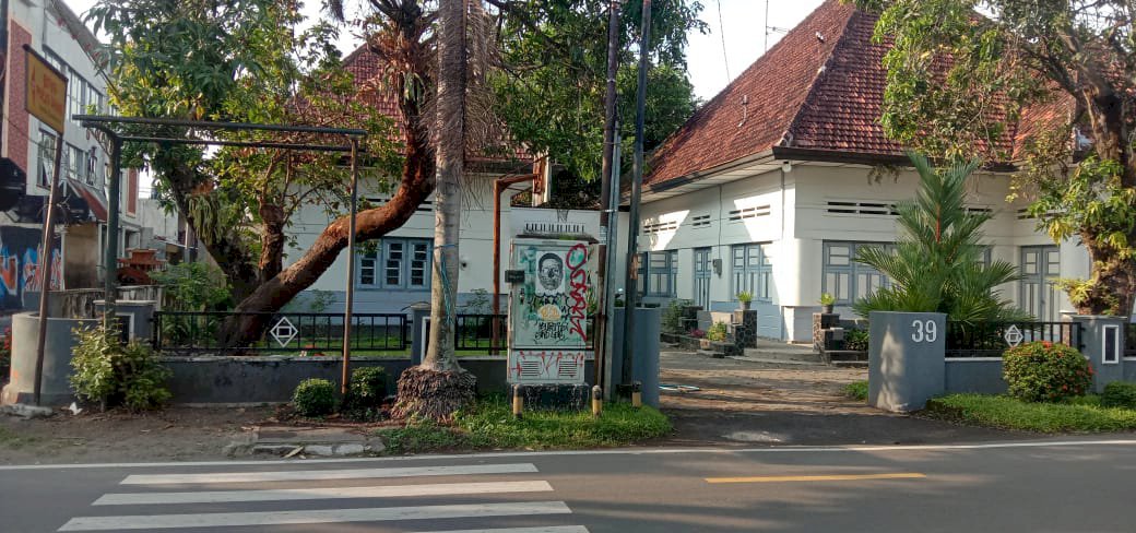 Di Jual Rumah Art Deco Strategis Pinggir Jalan Raya Yogyakarta
