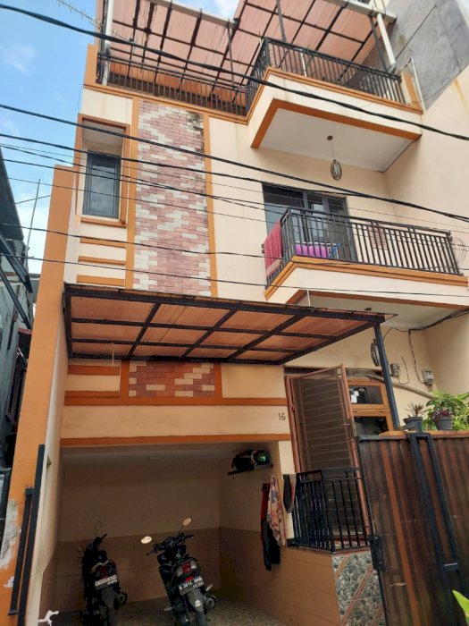 DIJUAL RUMAH 3 LANTAI DENGAN LOKASI STRATEGIS PADEMANGAN JAKARTA UTARA