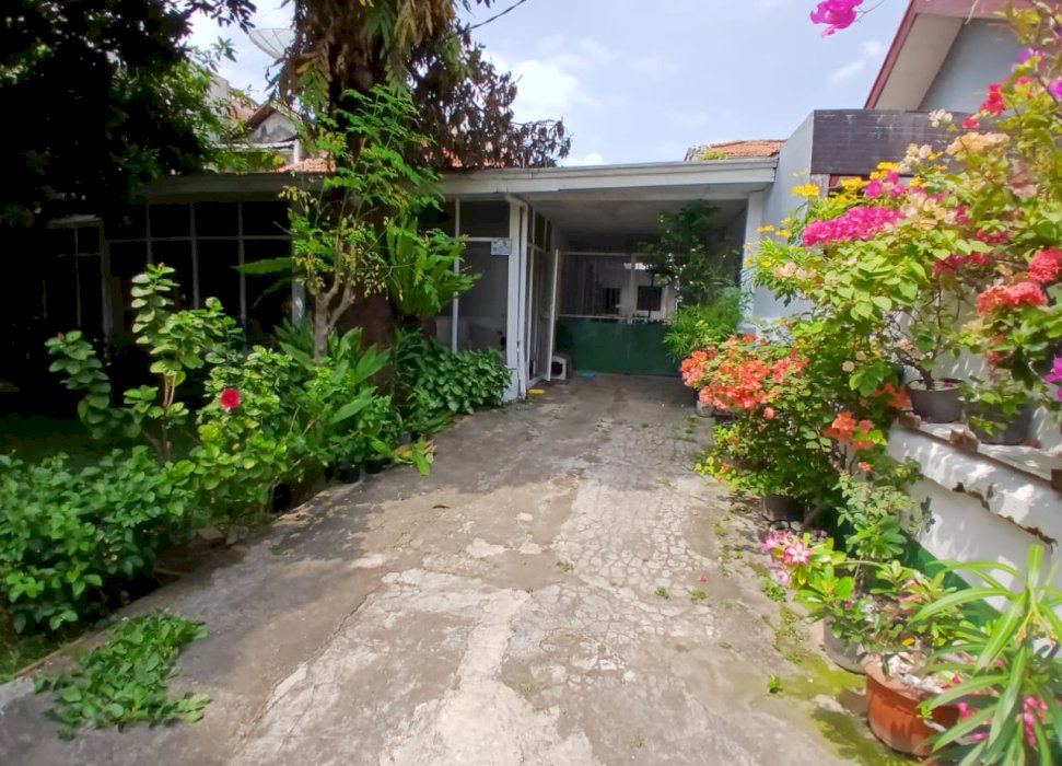 DI JUAL RUMAH CANTIK DENGAN HALAMAN LUAS JAKARTA SELATAN MANGGARAI