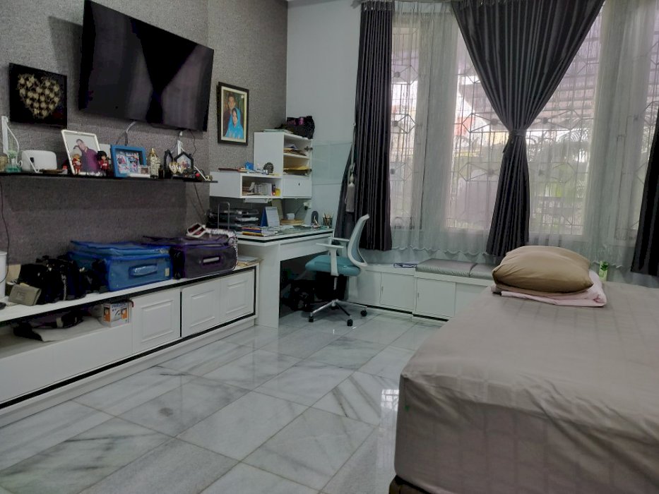 Rumah 3 lantai dekat Jalan utama.dan dekat jalur utama