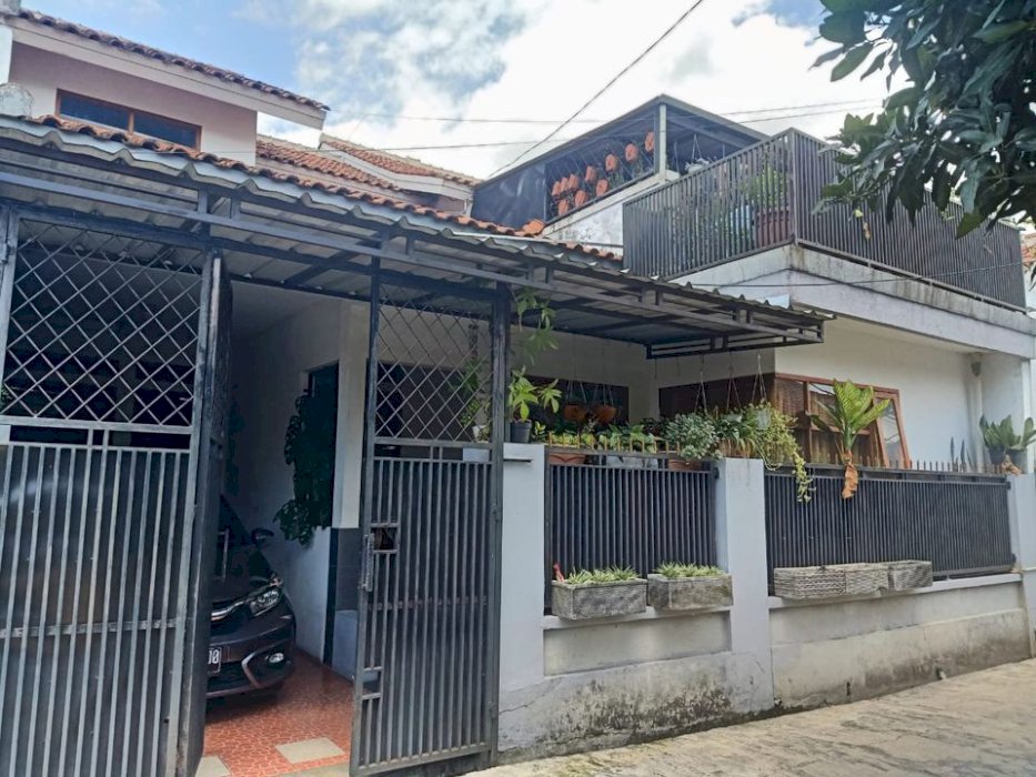 DIJUAL CEPAT RUMAH 2 LANTAI CANTIK DAN LUAS Di BANDUNG