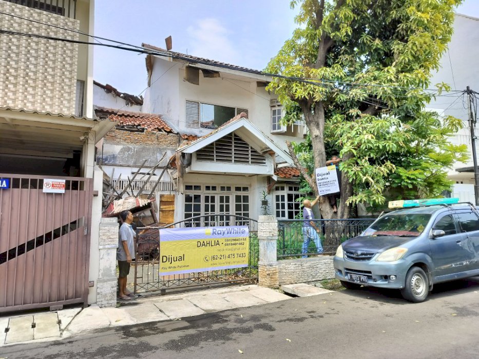 Rumah tua 2 lantai  Bisa bangun kost2an Atau rumàh Bagi 2.rumah