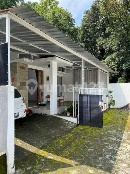 Omah Pojok Dewe Dalam Perumahan Selatan Uii