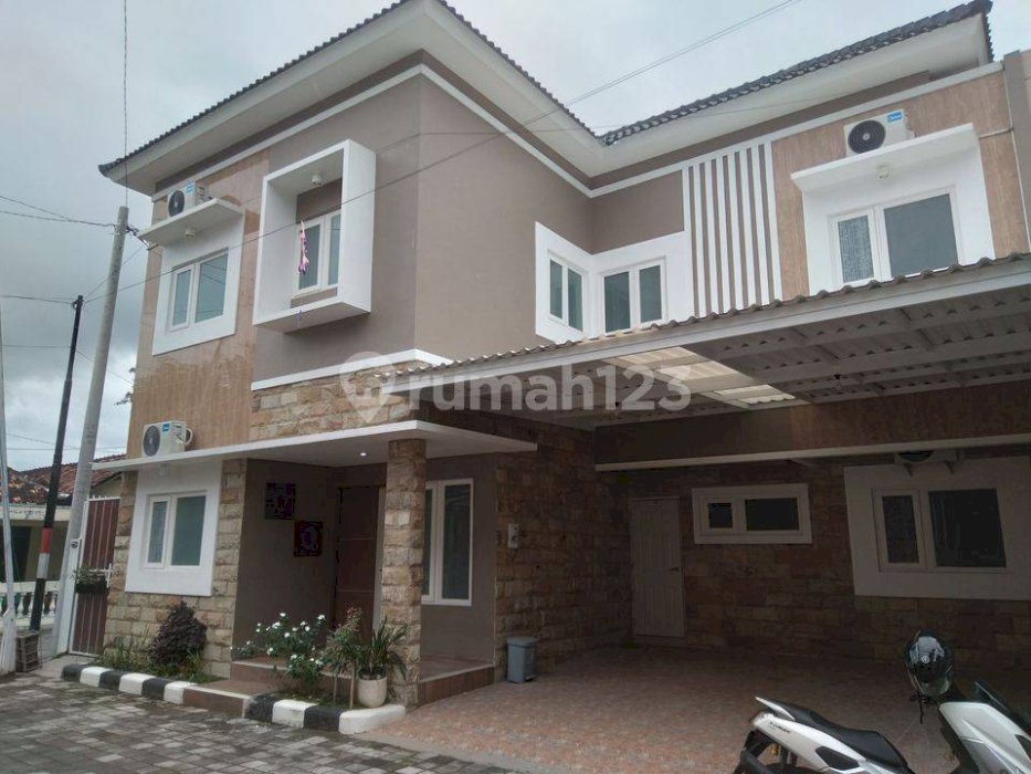 Miliki Segera Rumah Tingkat Baru Furniture Lengkap Dekat Jakal