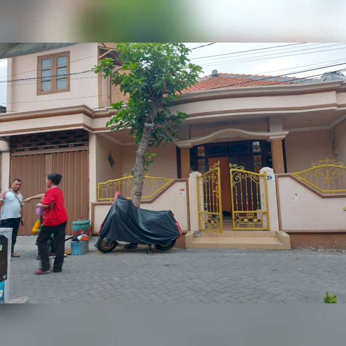 BUTUH CEPAT LAKU Rumah 1,5 Lantai Luas 192m2 di Petemon Surabaya