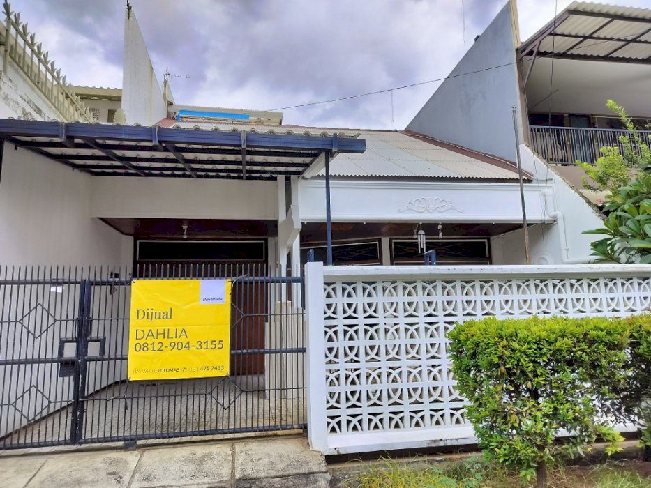 Rumah lama dekat tol dan jalur lrt jg busway dan dekat fasum
