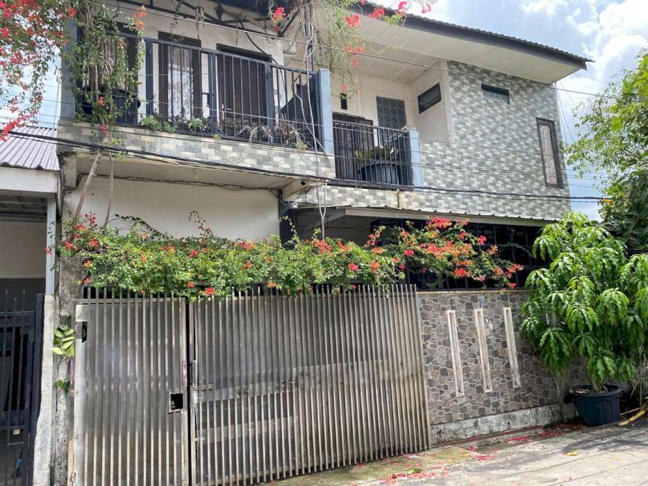 Jual Murah. Rumah Bertingkat dengan Kolam Taman. Asri dan Sejuk.