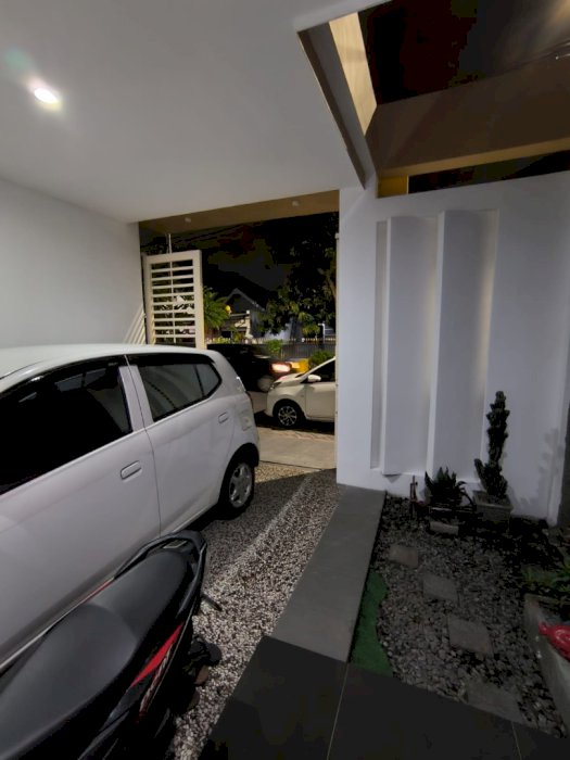 Rumah cantik Tengah kota Surabaya siap huni