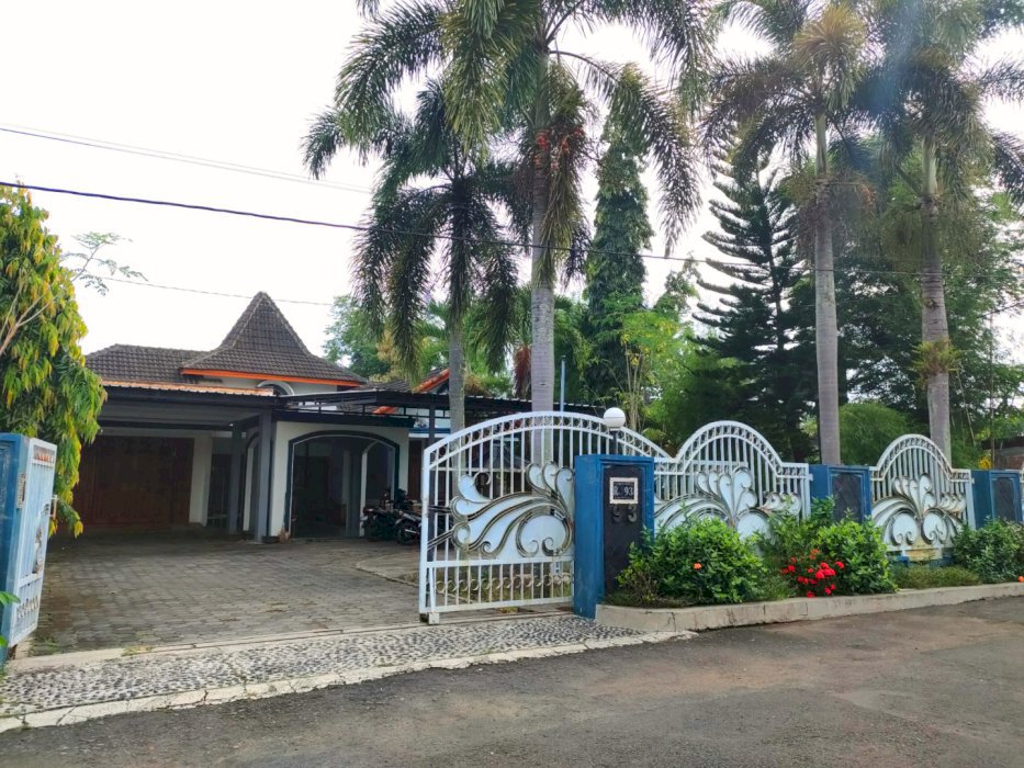 RUMAH MEWAH di belakang hotel Santika Gunung Kidul