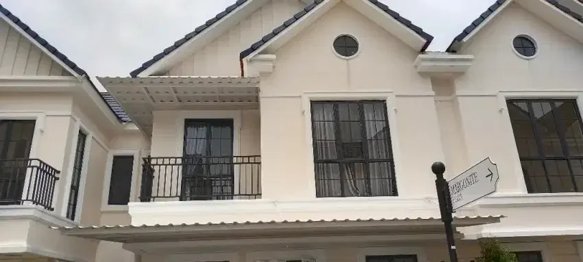 Disewakan rumah 3 lantai