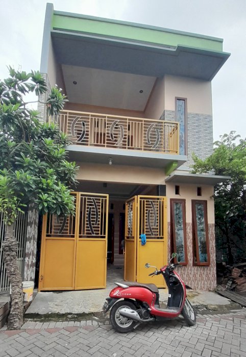 KOTA SURABAYA RUMAH 2 FUL LANTAI DINDING BANGUNAN KOKOH PASAR SEMEMI