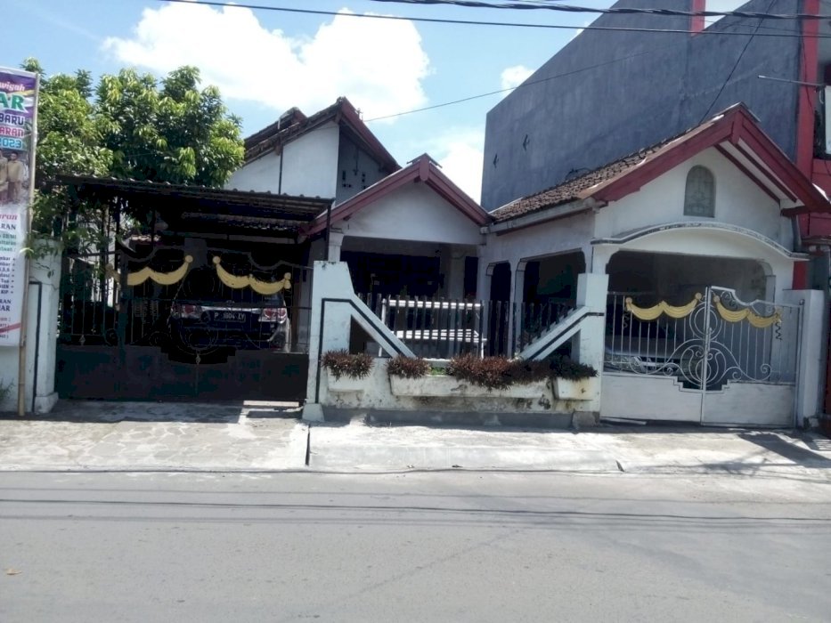 Rumah di pinggir jalan area kampus UNEJ Jember