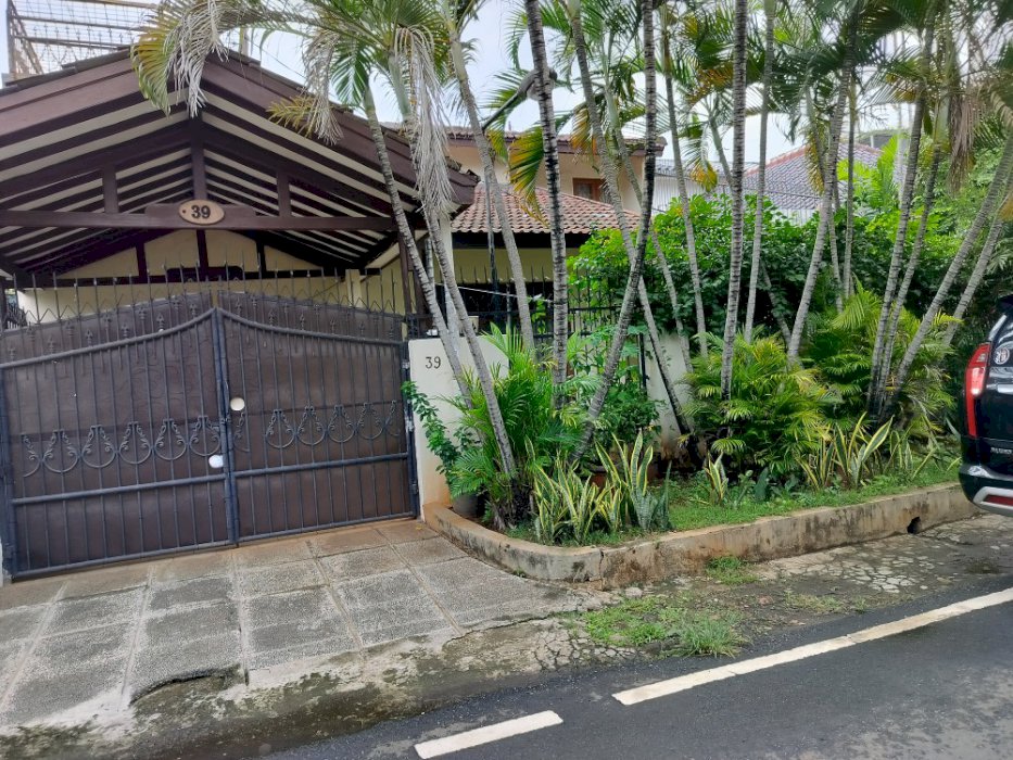 Rumah  huk dalam depan Jalan lebàr dan tenang dekat jalur lrt