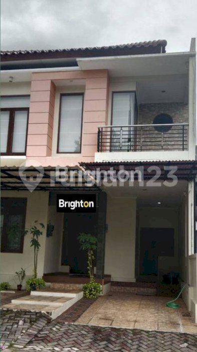 RUMAH 2 LANTAI DIJUAL DENGAN KONDOSI SEMI FURNISHED SIAP HUNI