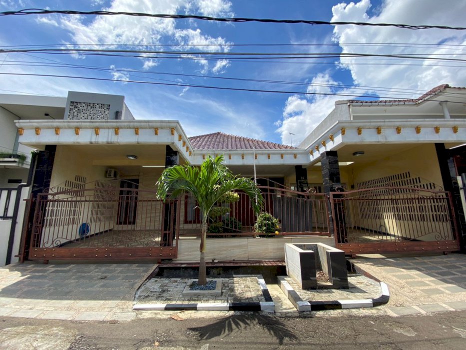 Rumah Terawat dalam Komplek Besar dan Lingkungan Asri di Cinere