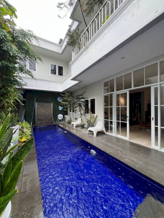 DIJUAL RUMAH MEWAH CANTIK KEBAYORAN BARU  BAGUS TERAWAT DAN SIAP HUNI